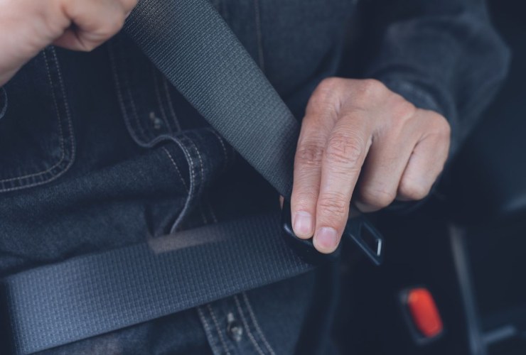 Utilizzo cintura sicurezza in auto