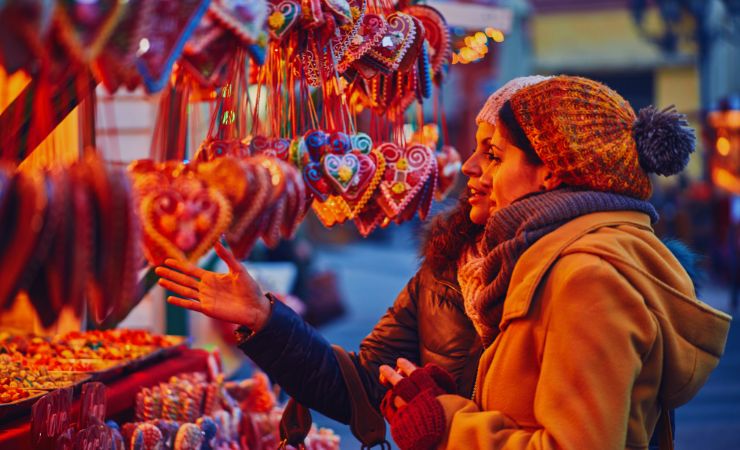 Due ragazze a un mercatino di natale