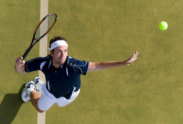 Tennista impegnato nel servizio