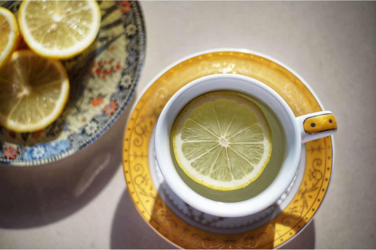 Tazza con acqua e limone