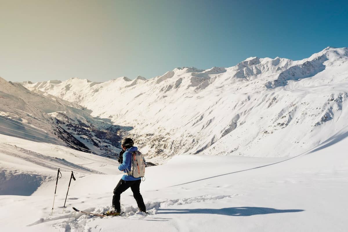 Ragazza in montagna sulla neve