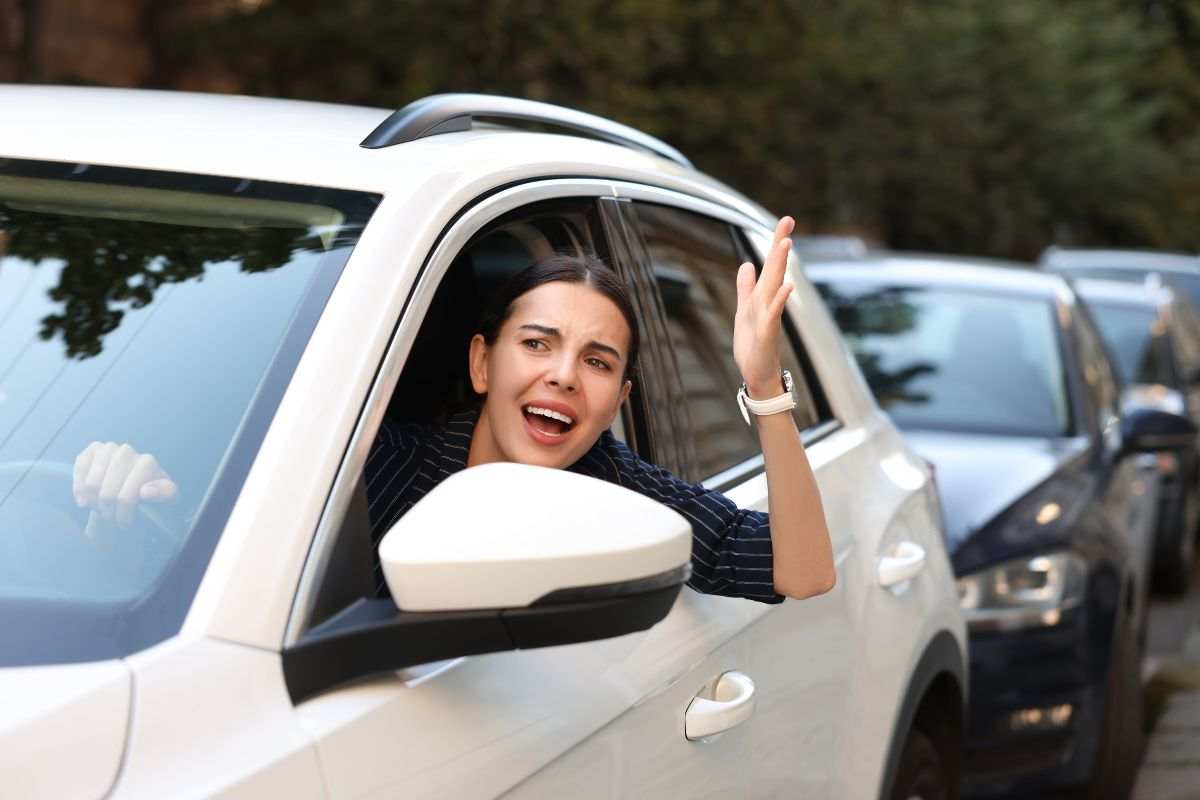 Automobilista imbottigliata nel traffico