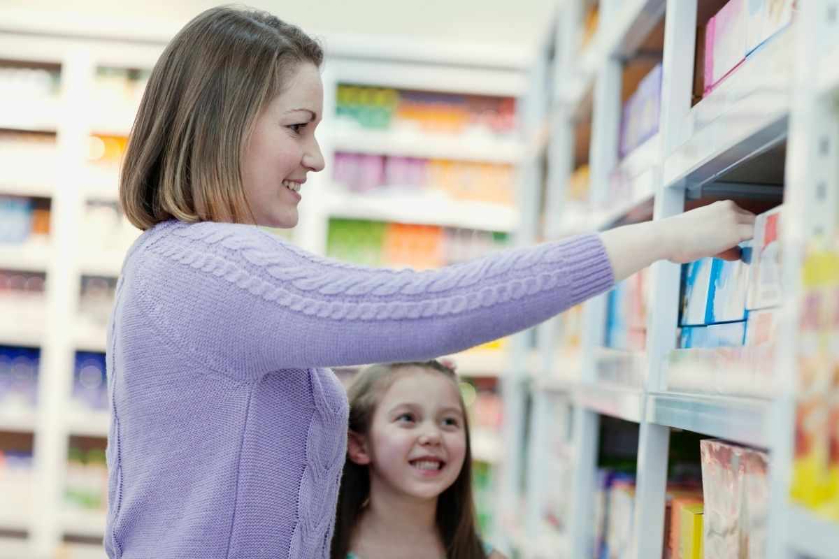 Mamma sceglie merenda insieme alla figlia