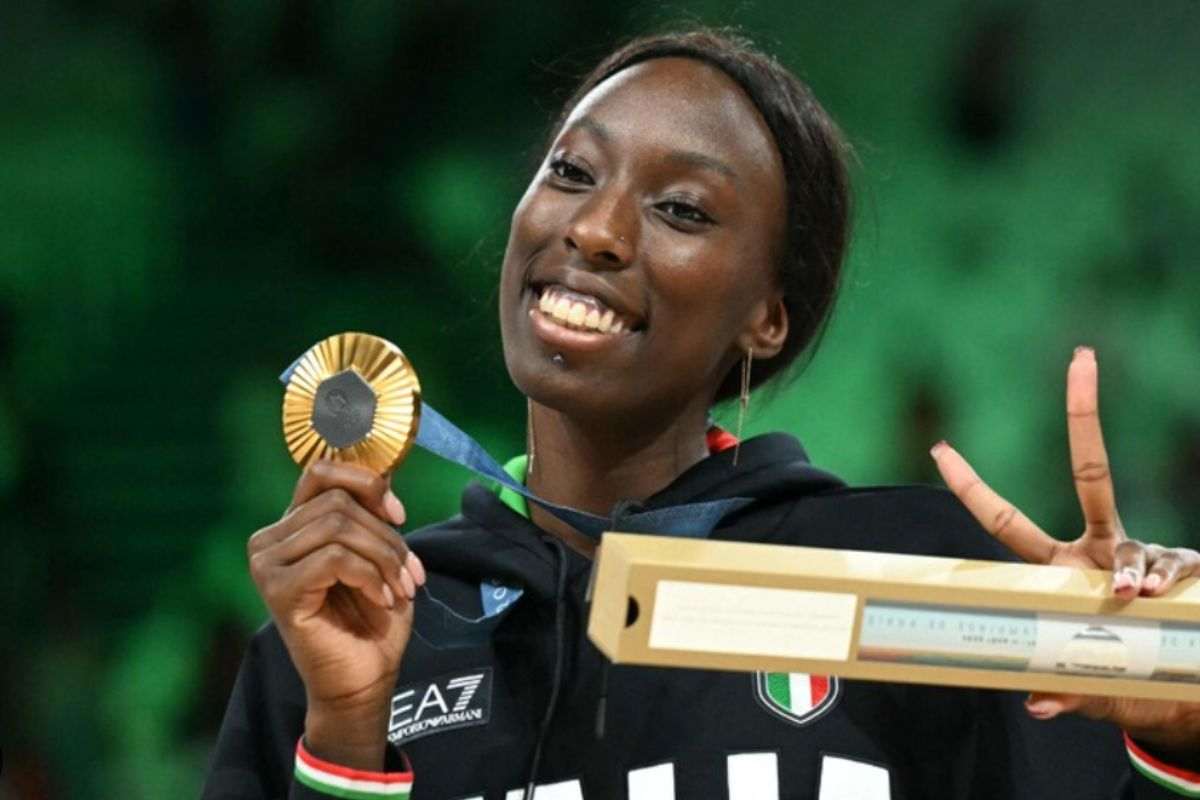 Paolo Egonu sorride con la medaglia al petto