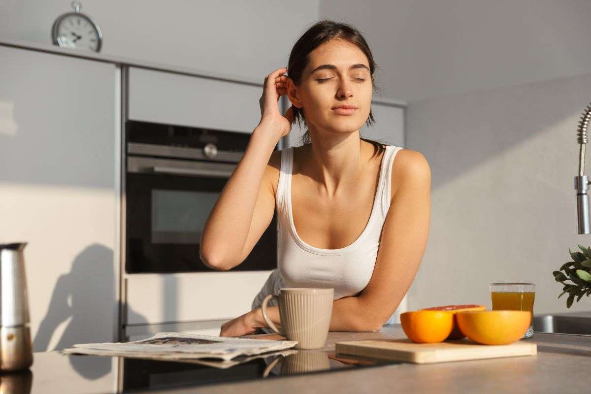 Ragazza fa colazione mezza addormentata