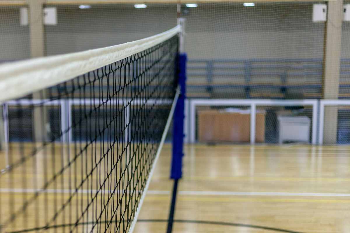 Rete da pallavolo in una palestra vuota